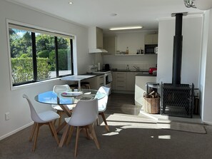 Dining - Peaceful Orchard Retreat- only 15 mins from Tauranga (Omanawa)