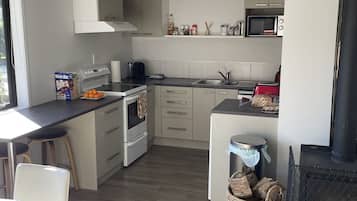 Jääkaappi, mikroaaltouuni, uuni, liesi