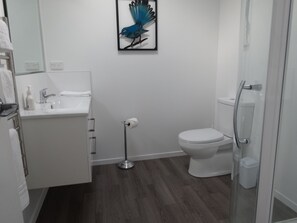 Shower, hair dryer, towels, soap - Peaceful Orchard Location - only 15 mins from Tauranga (Omanawa)