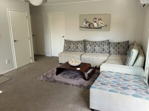 Smart TV, fireplace, books - Peaceful Orchard Location - only 15 mins from Tauranga (Omanawa)