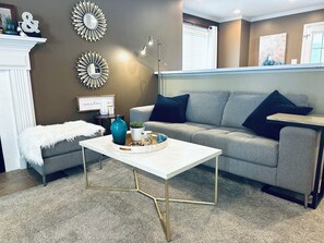 TV, caminetto, videogiochi, lettore DVD