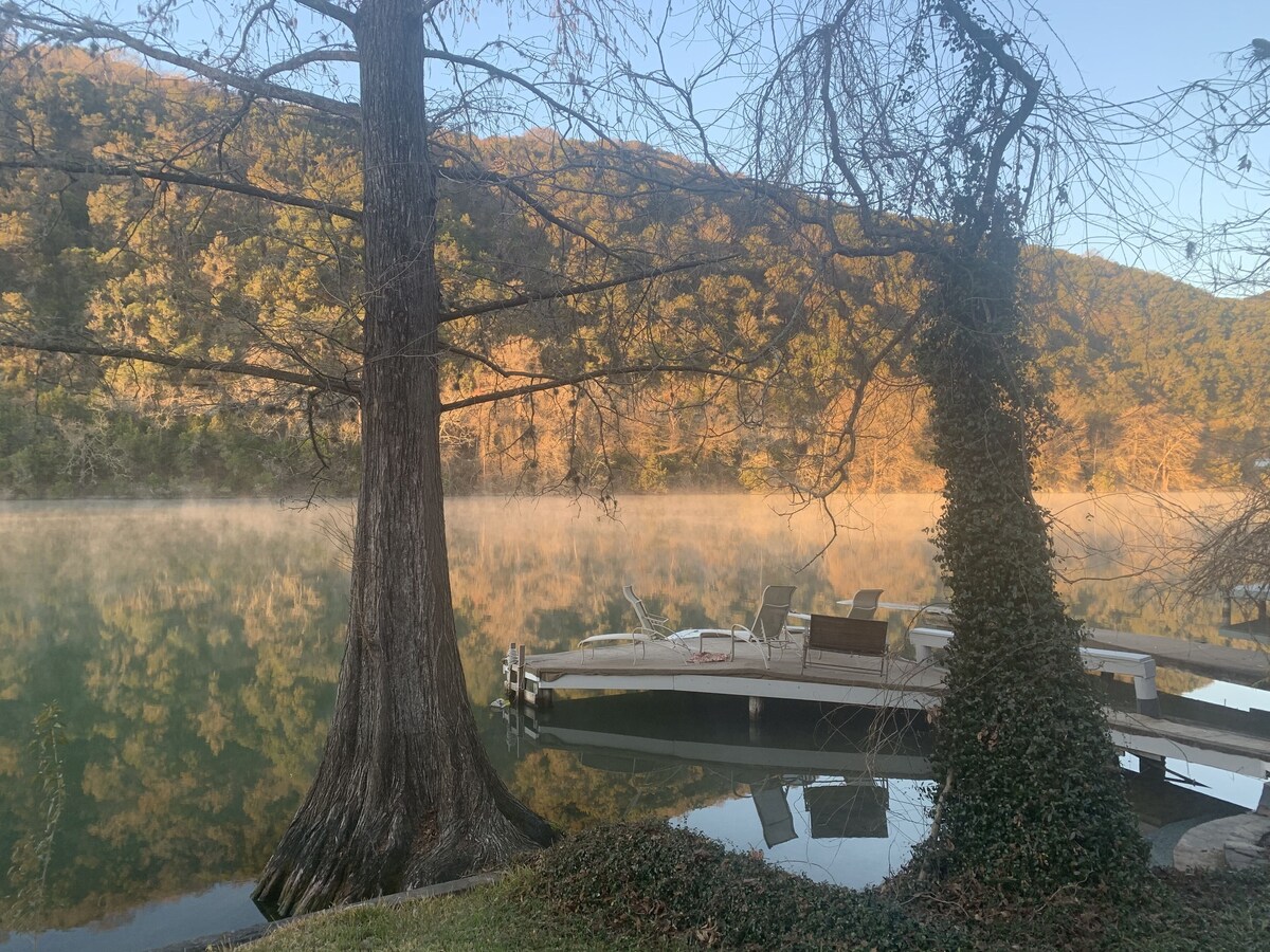 Family Staycation Paradise -Lake Austin Waterfront:Volleyball, Kayaks, Hiking