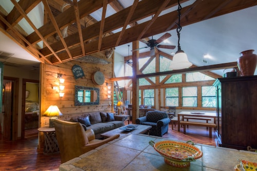 Family Staycation Paradise -Lake Austin Waterfront:Volleyball, Kayaks, Hiking