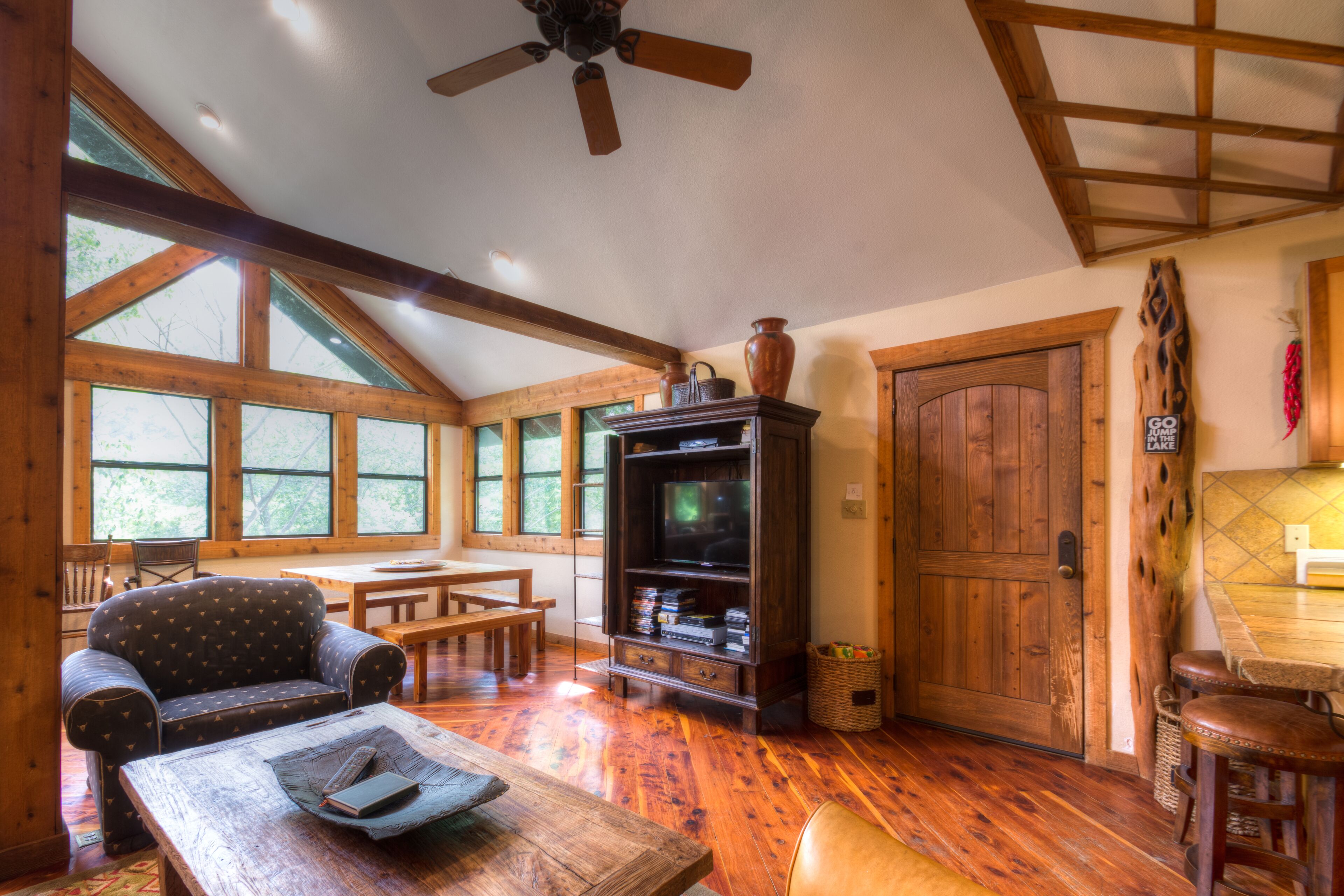 Family Staycation Paradise -Lake Austin Waterfront:Volleyball, Kayaks, Hiking