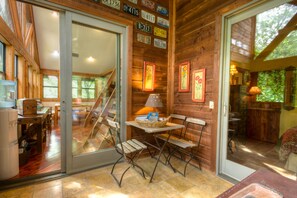 Dining - Family Staycation Paradise -Lake Austin Waterfront:Volleyball, Kayaks, Hiking (Austin)