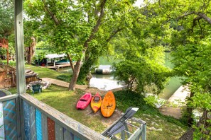 Property grounds - Family Staycation Paradise -Lake Austin Waterfront:Volleyball, Kayaks, Hiking (Austin)