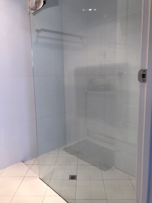 Dusche, Haartrockner, Handtücher, Seife