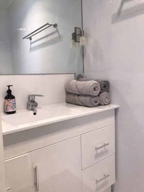 Shower, hair dryer, towels, soap - Beautiful quiet apartment with sea views (Hallett Cove)