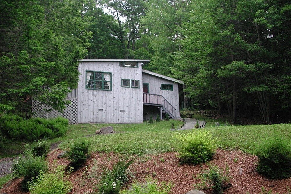 Charming Countryside Cottage in woodstock with outdoor hottub. Very private.