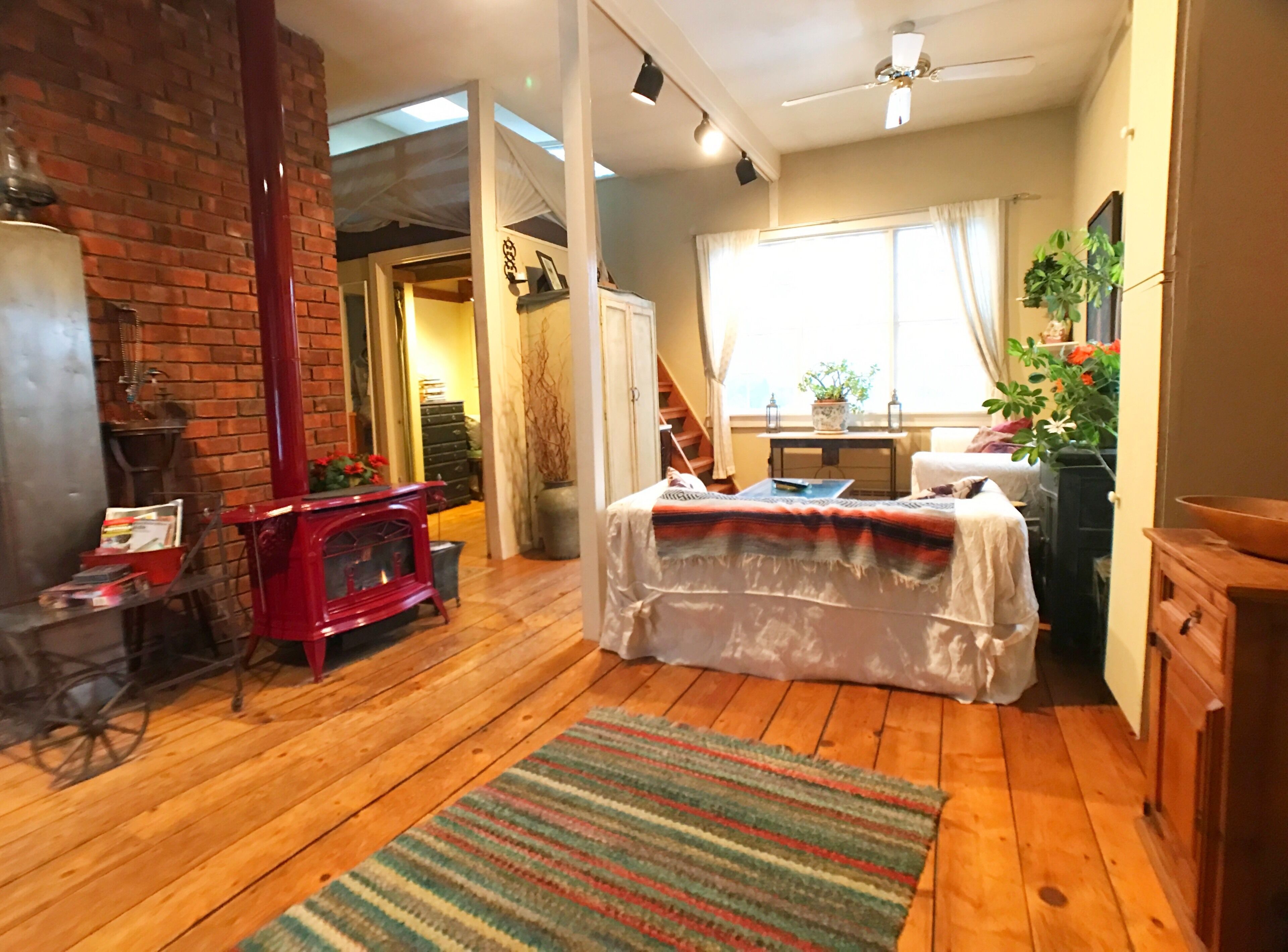 Charming Countryside Cottage in woodstock with outdoor hottub. Very private.