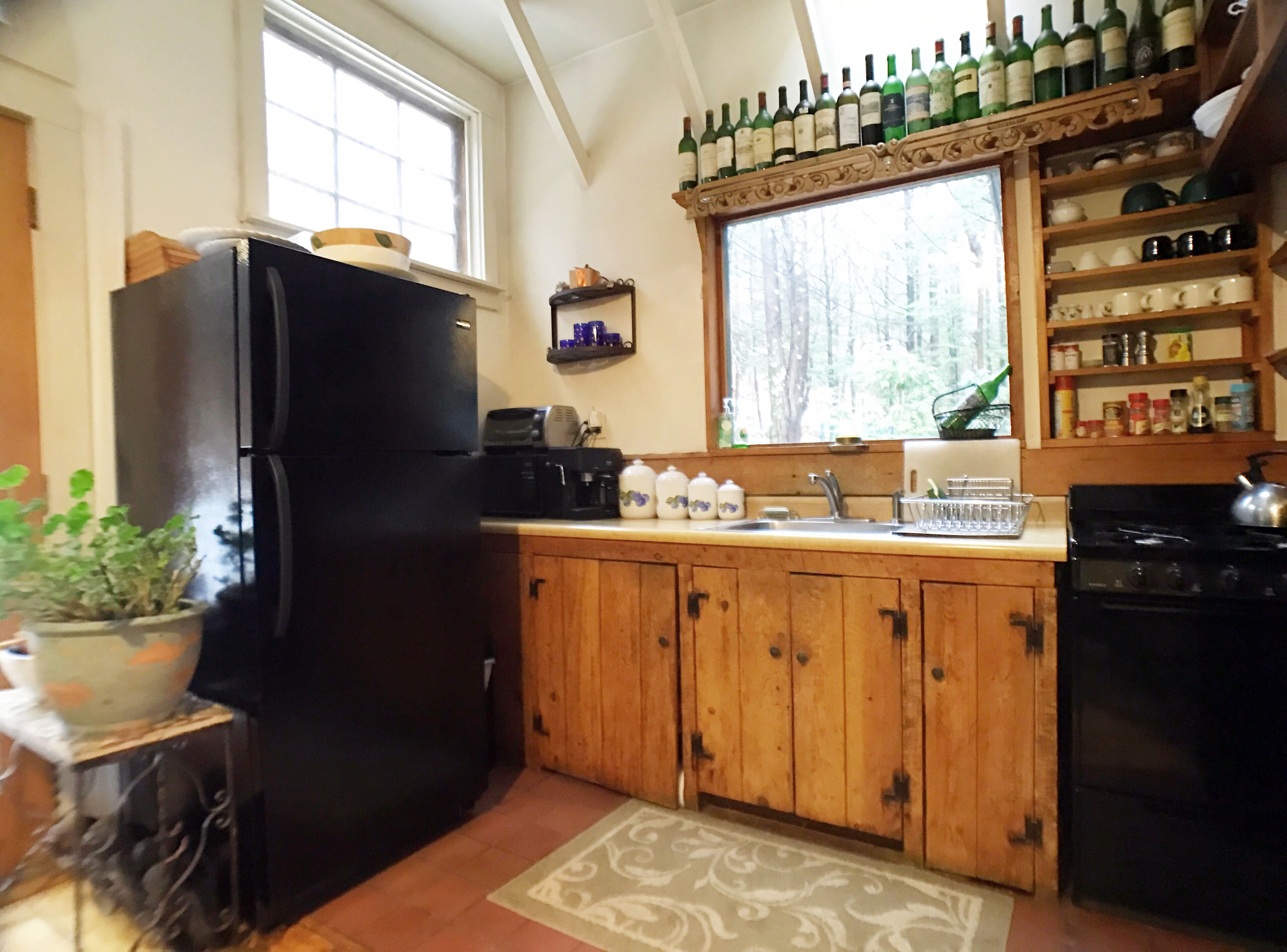 Charming Countryside Cottage in woodstock with outdoor hottub. Very private.