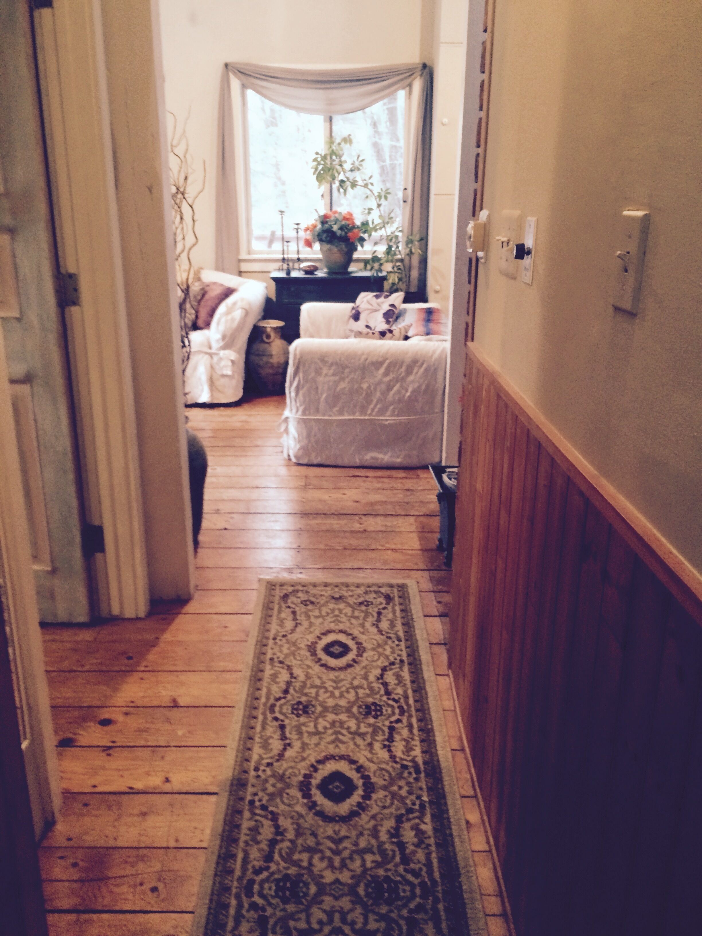 Charming Countryside Cottage in woodstock with outdoor hottub. Very private.