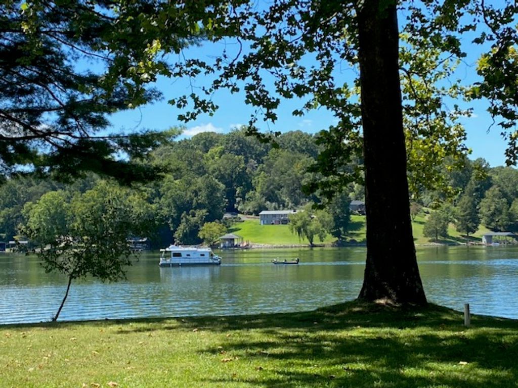 Beautiful Secluded Point w500 ft of Waterfront on Main Channel with Cove to Swim