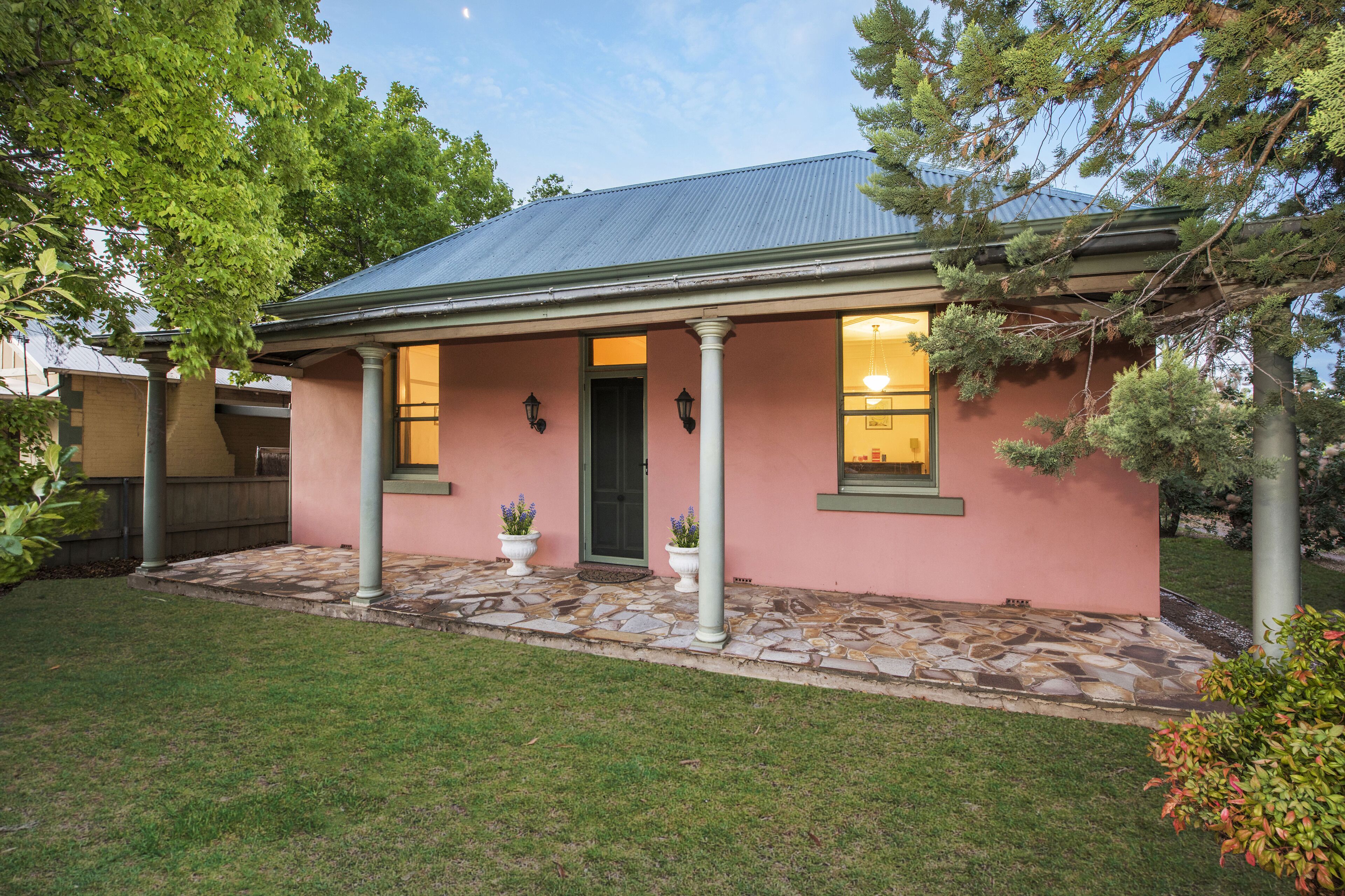 Ideal Mudgee stay! Central location - 1-2 blocks to anywhere in the town centre.