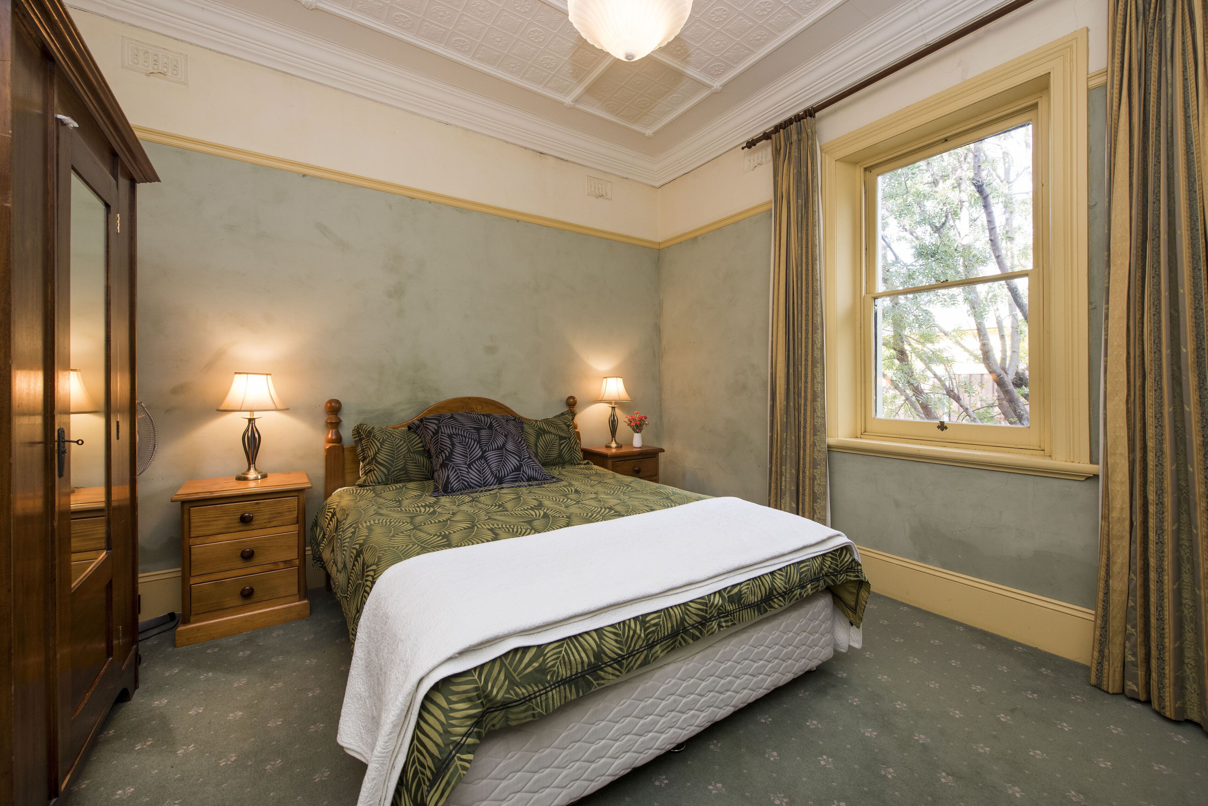 Ideal Mudgee stay! Central location - 1-2 blocks to anywhere in the town centre.