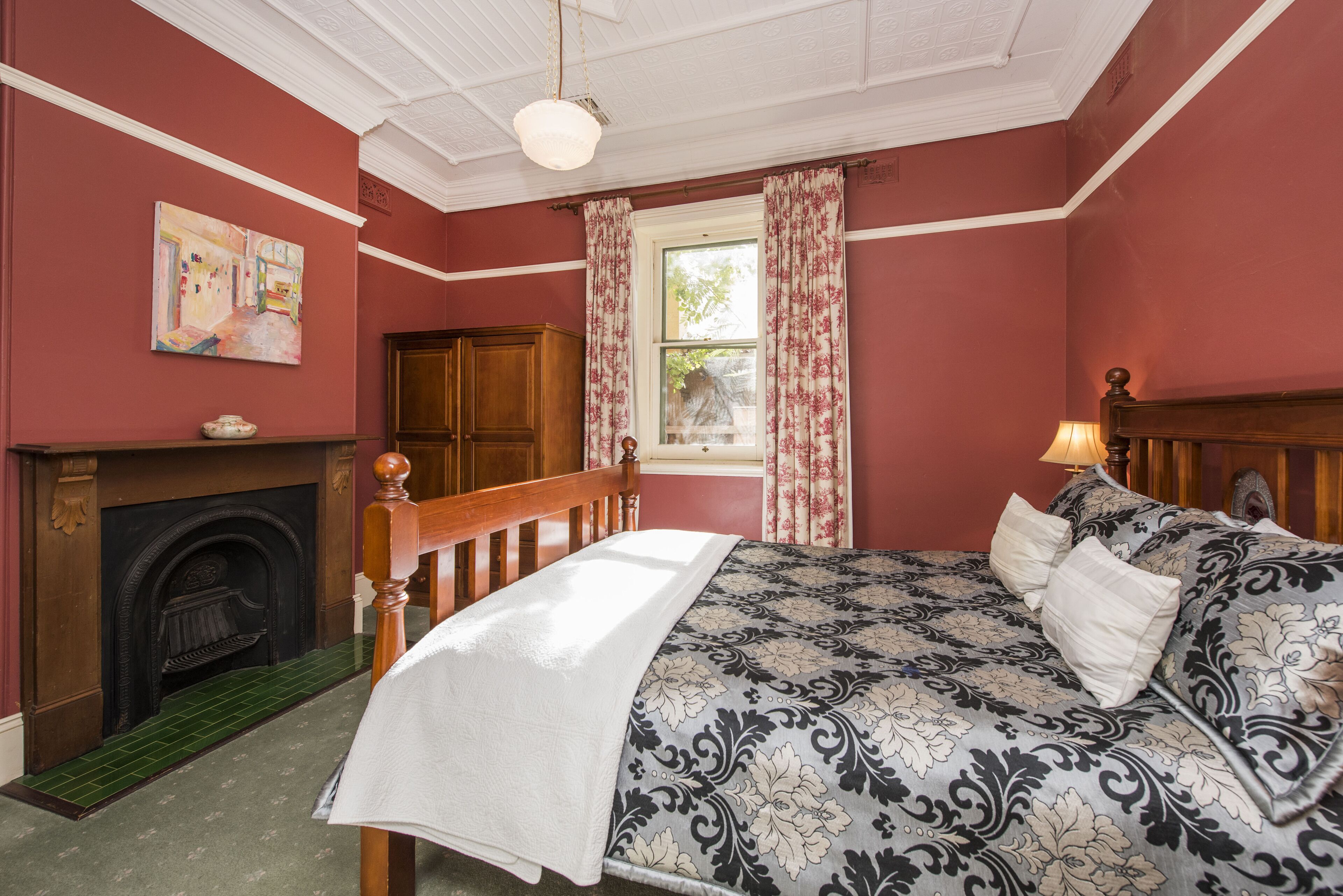 Ideal Mudgee stay! Central location - 1-2 blocks to anywhere in the town centre.