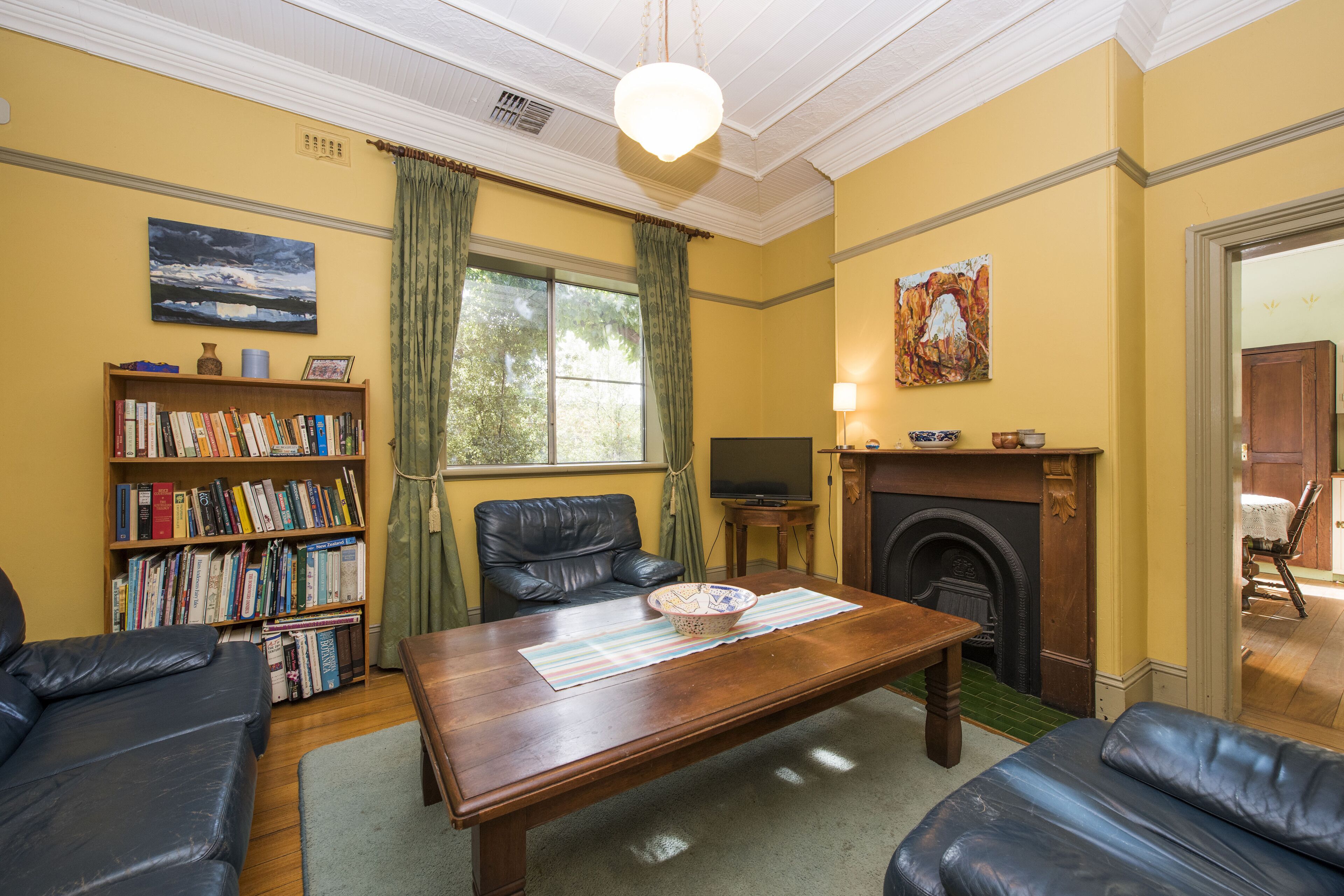 Ideal Mudgee stay! Central location - 1-2 blocks to anywhere in the town centre.