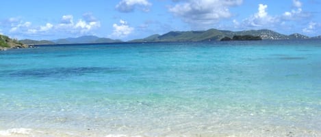 På stranden, liggestole, badehåndklæder