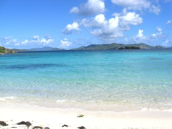 Plage, chaises longues, serviettes de plage