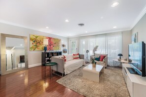 Smart-TV, Musikbibliothek, Videothek, Stereoanlage