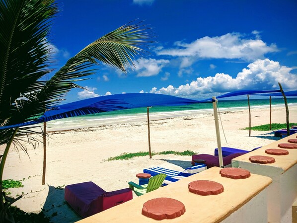 Sur la plage, chaise longue, serviettes de plage