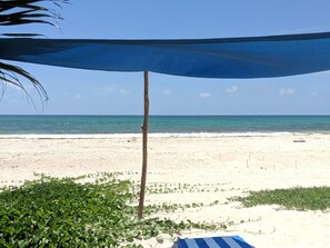 Plage, chaises longues, serviettes de plage