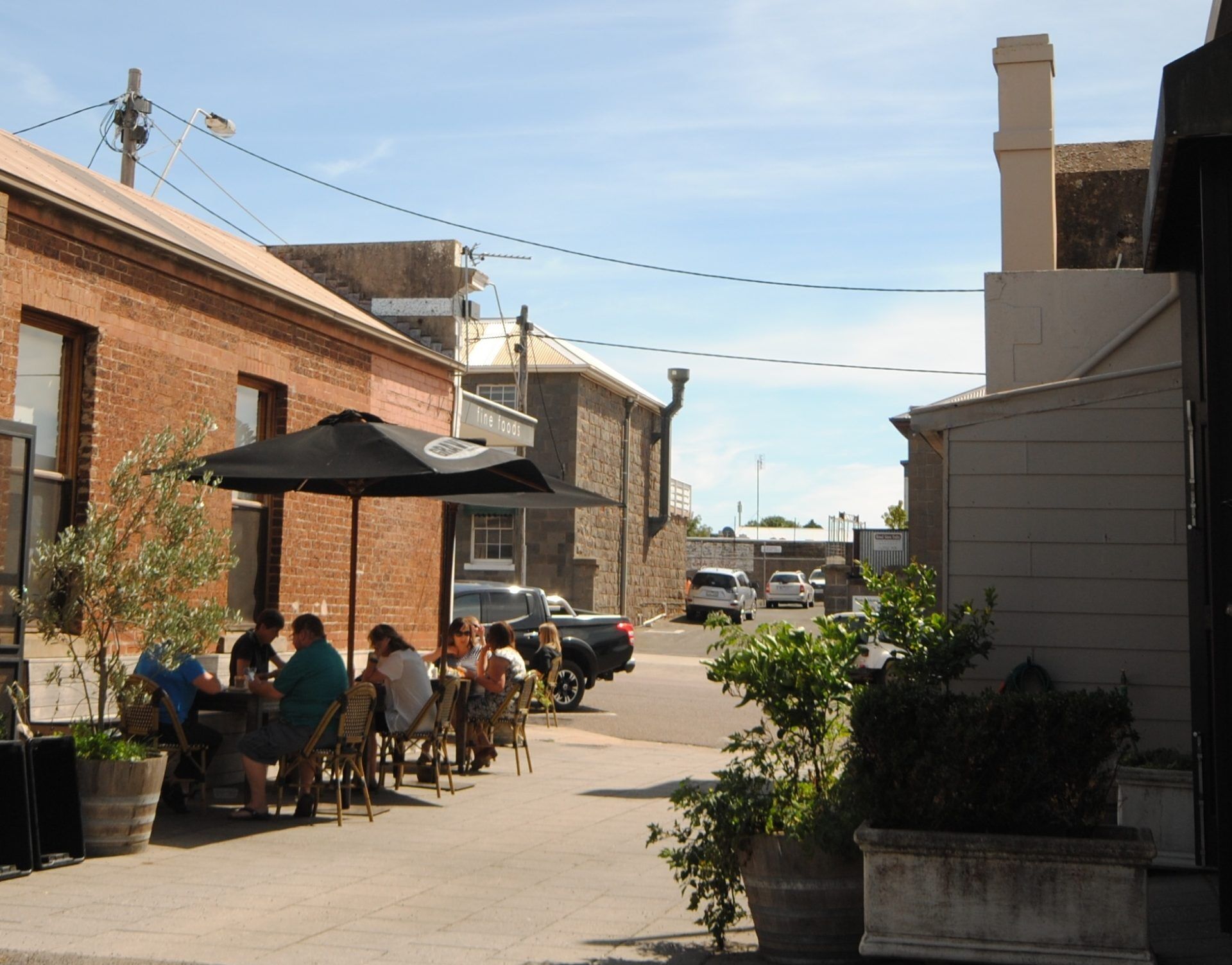 Art House Loft - Cafes and shops at your front door