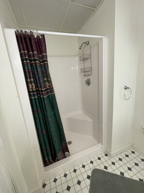 Dusche, Haartrockner, Toilettenpapier