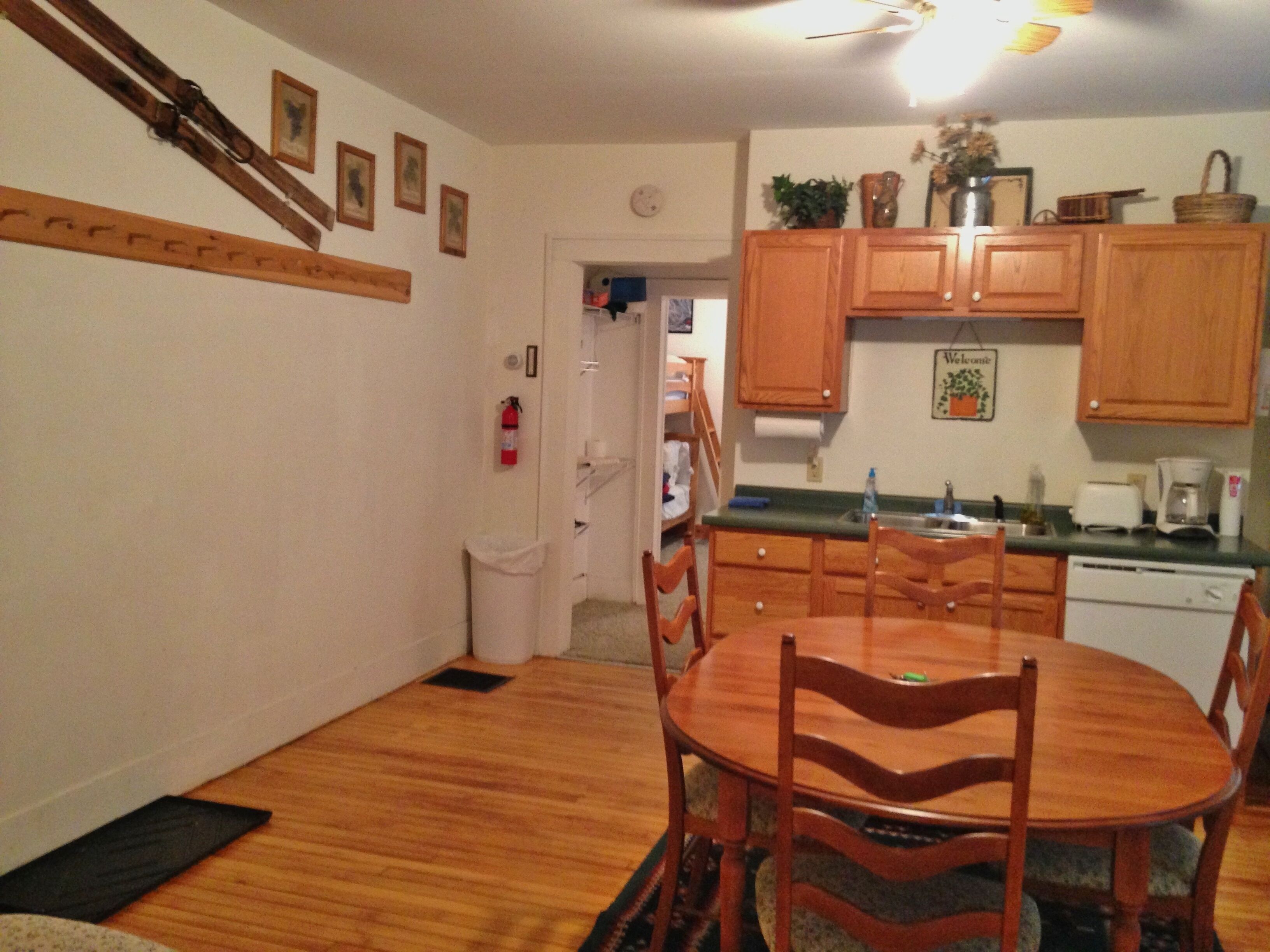 Okemo Mt. Family Affordable 1st floor, village shuttle, walk to town, Dogs OK 