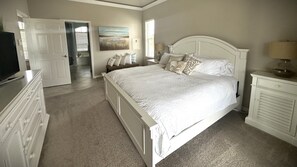 3 soverom, allergitestet sengetøy, skrivebord og strykejern/-brett