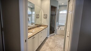 Combined shower/tub, hair dryer, towels