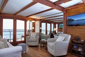 تلفزيون، مدفأة، مشغل دي في دي