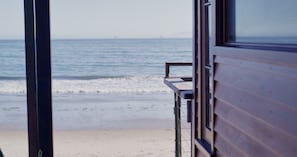 På stranden