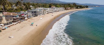Båthus - På halvprivat strand, byggt som ett anpassat segelbåt komplett med öppen spis!
