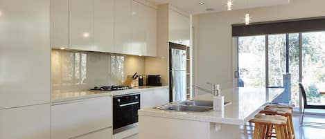 Frigorifero, microonde, forno, piano cottura
