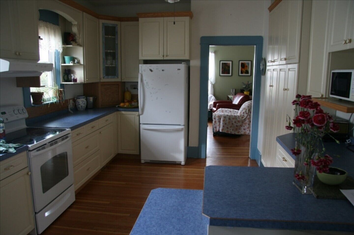 Enjoy the Beautiful Okanagan Valley Area in this 2 B + Den, with Bbq