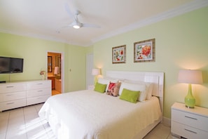 3 bedrooms, in-room safe, iron/ironing board, free WiFi - Regal Beach Club #614 (Seven Mile Beach)