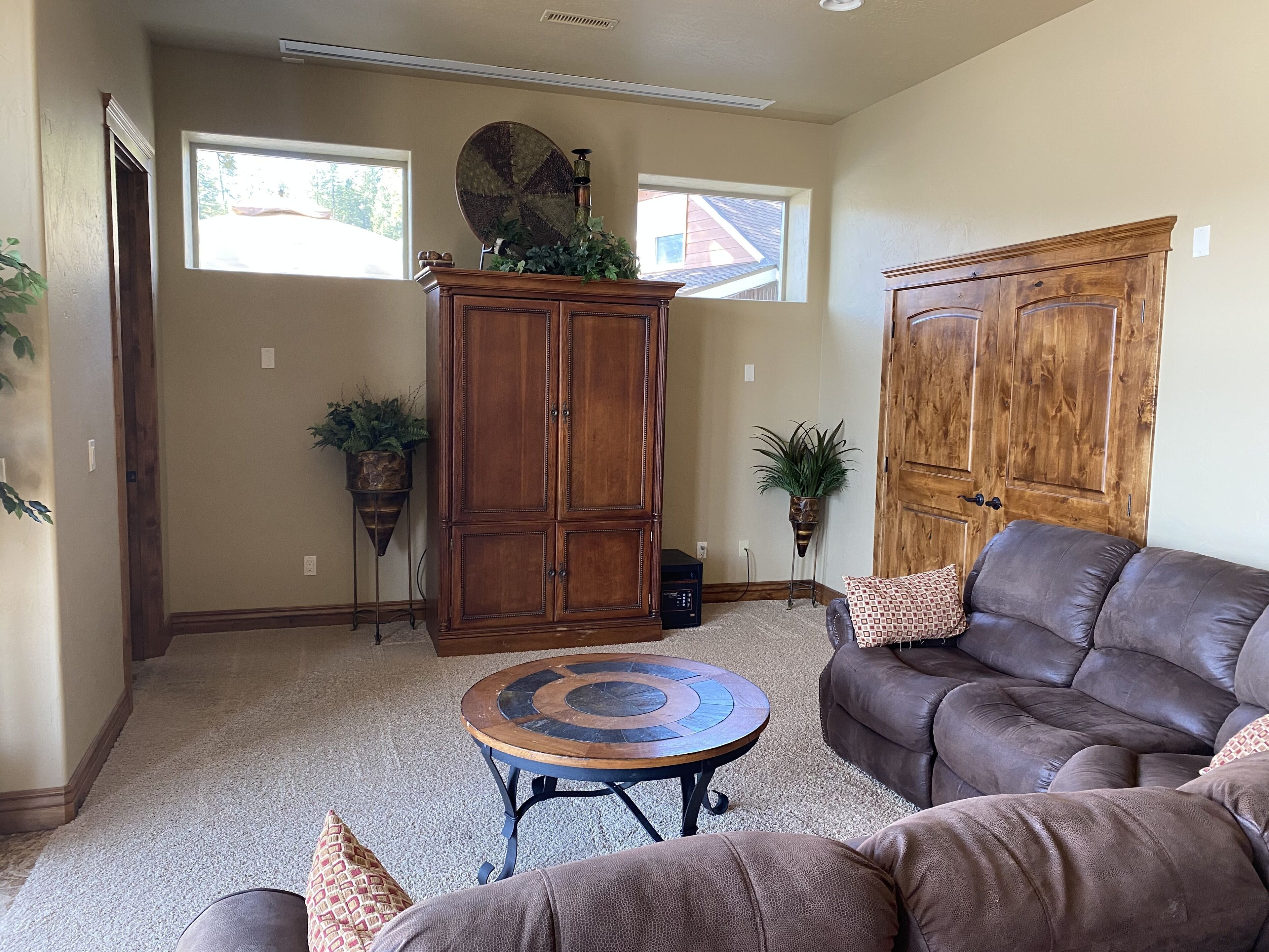 Smart-tv, dvd-afspiller, bøger, stereoanlæg