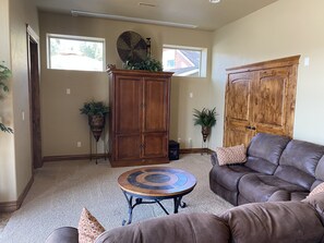 Älytelevisio, DVD-soitin, kirjoja, stereot