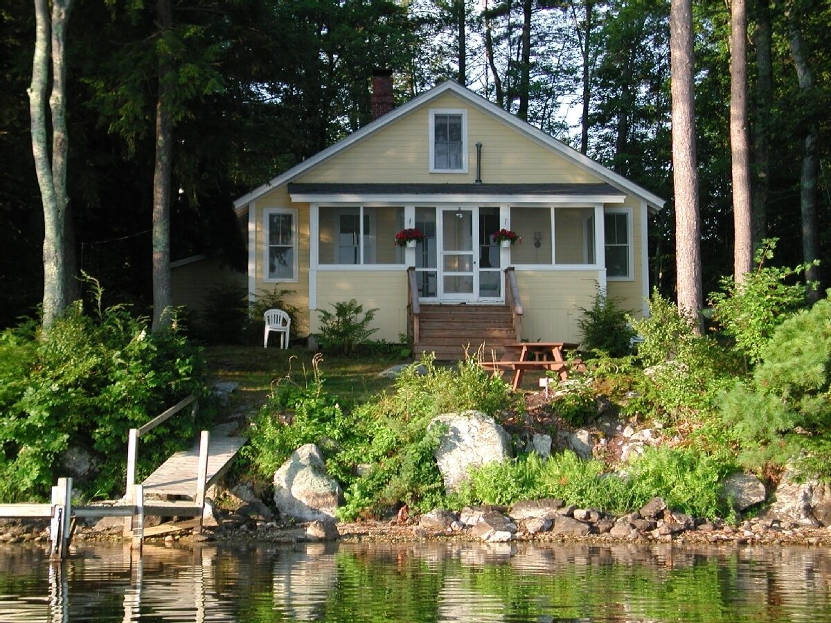 Charming Cottage on Mirror Lake, NH,lakeside, 2,100 / 1,750 wk.