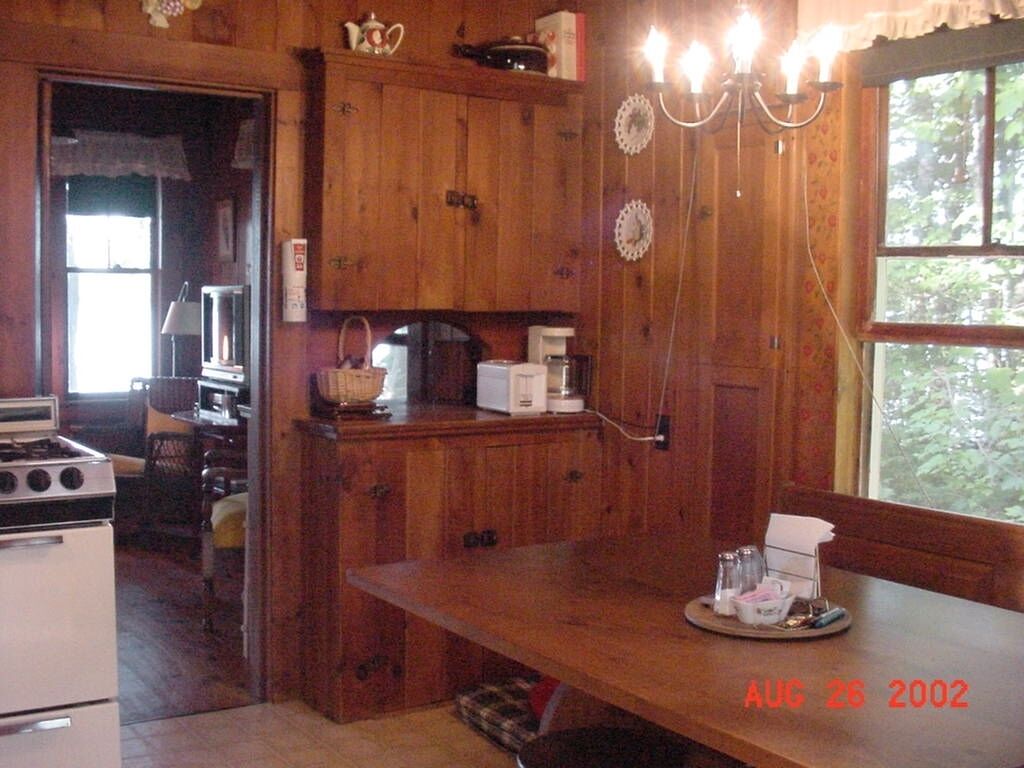 Charming Cottage on Mirror Lake, NH,lakeside, 2,100 / 1,750 wk.