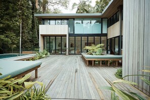 Terrace/patio - 'Tanglewood' Luxury Architectural Home w/ heated magnesium pool (Noosa Heads)