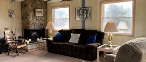 Smart TV, chimenea, reproductor de DVD, juguetes