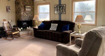 Ruhig Ferienhaus mit herrlicher Aussicht auf die Berge und Whiteface High Peaks!