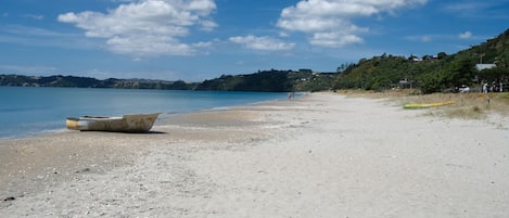 Una spiaggia nelle vicinanze