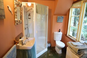 Douche, serviettes fournies, savon, shampooing