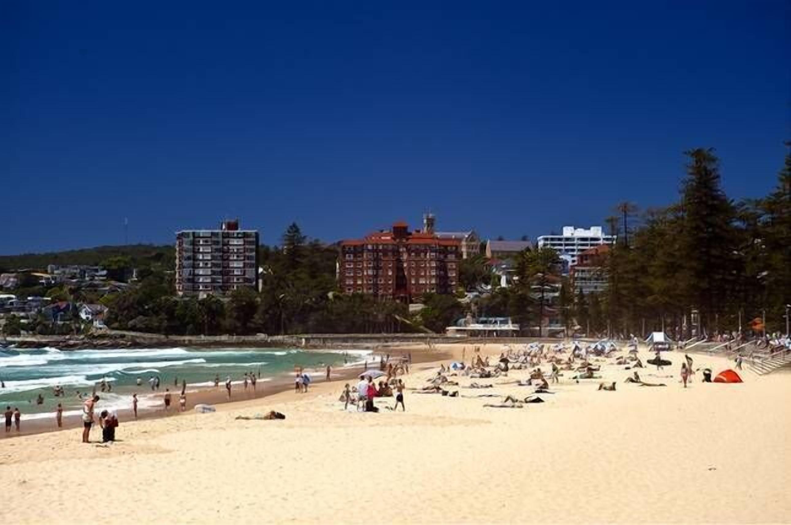 Manly Seaside Bliss 1 br apartment fabulous views — image 18