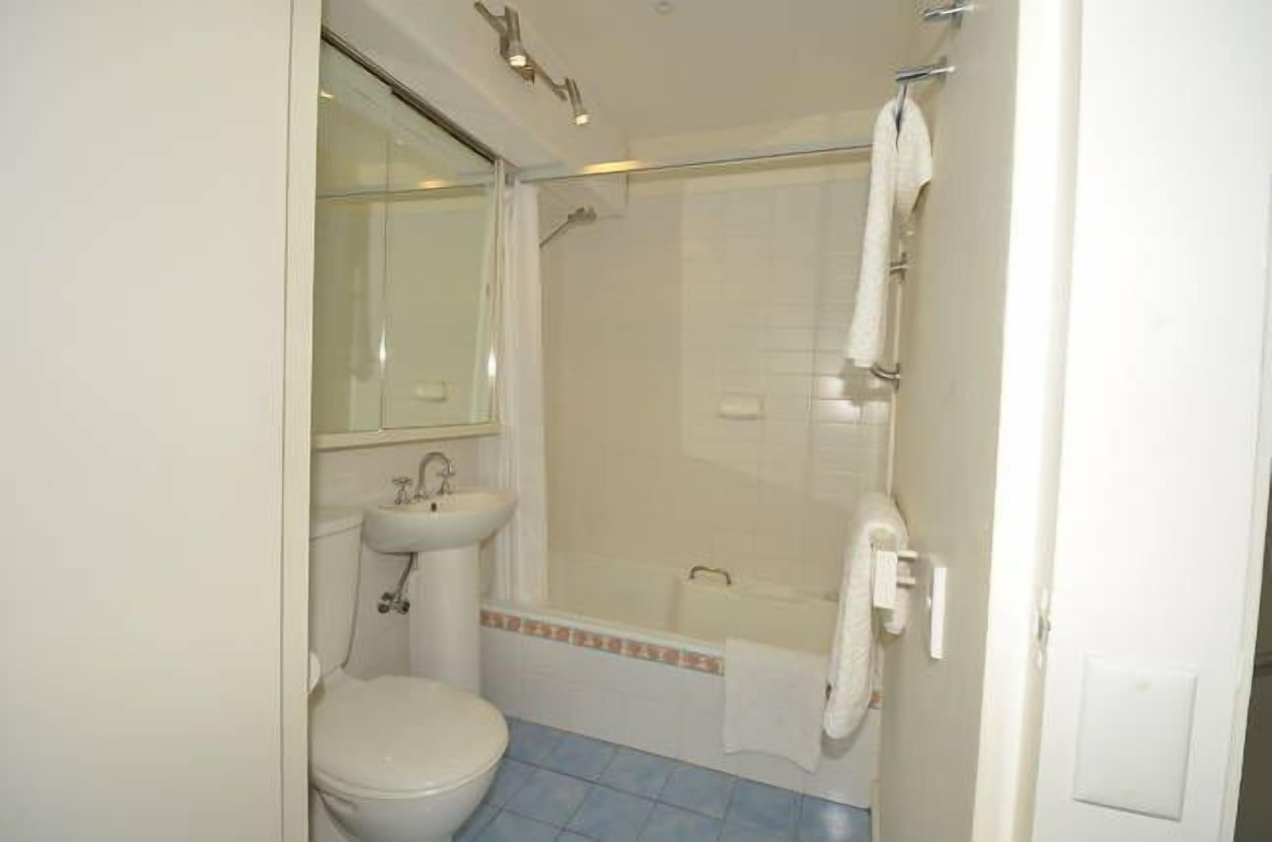 Manly Seaside Bliss 1 br apartment fabulous views — image 12