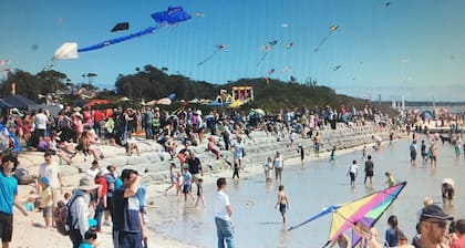 ABSOLUTE BEACH FRONTAGE -  30m away BEACH/SHOPS/PUBS/CAFES-Leave the car, walk