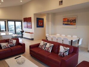 Smart-TV, DVD-Player, Videothek, Stereoanlage